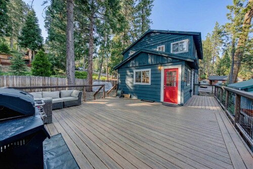 Tahoe City Gem | Pet-Friendly Yard + Walk to Beach