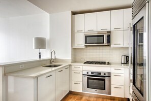 Kühlschrank, Mikrowelle, Ofen, Geschirrspüler