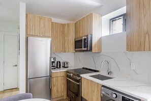 Kühlschrank, Mikrowelle, Ofen, Geschirrspüler