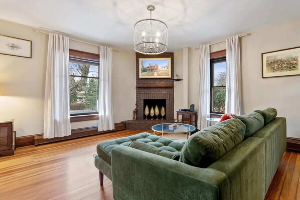 TV - Historic Queen Anne Family Home w Modern Comforts (Harpers Ferry)