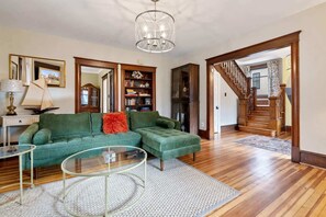 TV - Historic Queen Anne Family Home w Modern Comforts (Harpers Ferry)