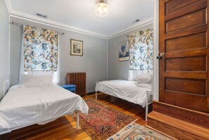 4 bedrooms, iron/ironing board, WiFi, bed sheets - Historic Queen Anne Family Home w Modern Comforts (Harpers Ferry)