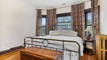 4 bedrooms, iron/ironing board, WiFi, bed sheets