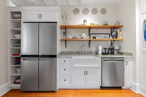 Fridge, microwave, oven, stovetop - Historic Queen Anne Family Home w Modern Comforts (Harpers Ferry)
