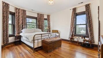 4 bedrooms, iron/ironing board, WiFi, bed sheets