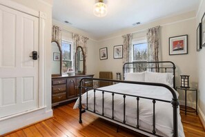4 bedrooms, iron/ironing board, WiFi, bed sheets - Historic Queen Anne Family Home w Modern Comforts (Harpers Ferry)