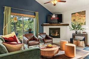 Una Smart TV, una chimenea