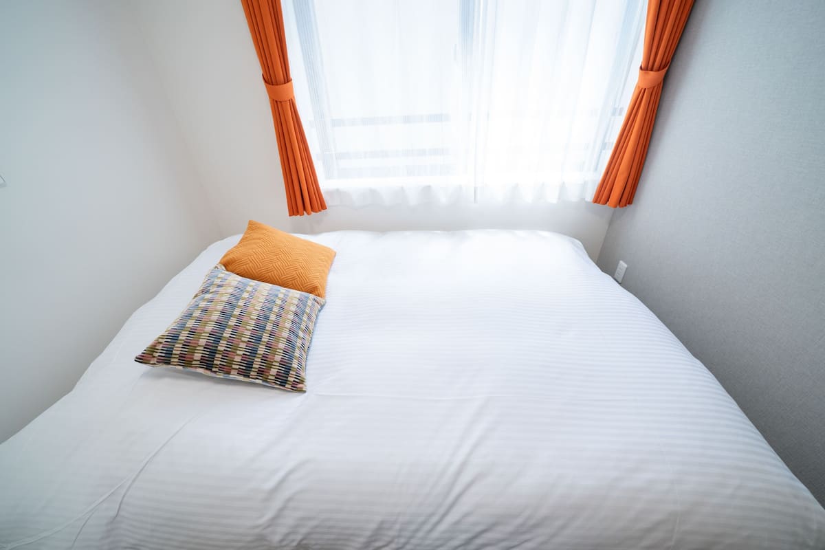 WiFi (free), bed sheets