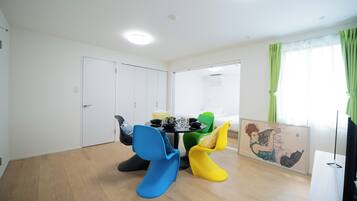 Apartment, Non Smoking (204) | Living area