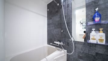 Basic Apartment | Bathroom | Combined shower/bathtub, hair dryer, towels, shampoo
