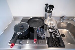 Mini-fridge, microwave, stovetop, cookware/dishes/utensils - PRIME Asakusa by Tranova (Tokyo)