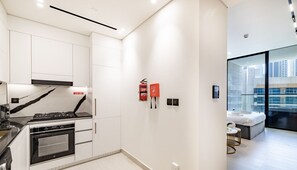 ثلاجة، ميكروويف، فرن، موقد طهي مسطح