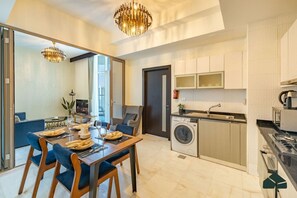 ثلاجة، ميكروويف، فرن، موقد طهي مسطح