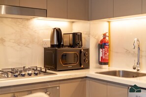Fridge, microwave, oven, coffee/tea maker