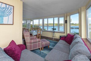 TV, fireplace - An apartment that sleeps 14 guests  in 3 bedrooms (Cemaes Bay)