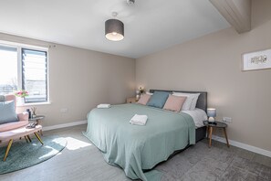 3 habitaciones, tabla de planchar con plancha, internet y ropa de cama 