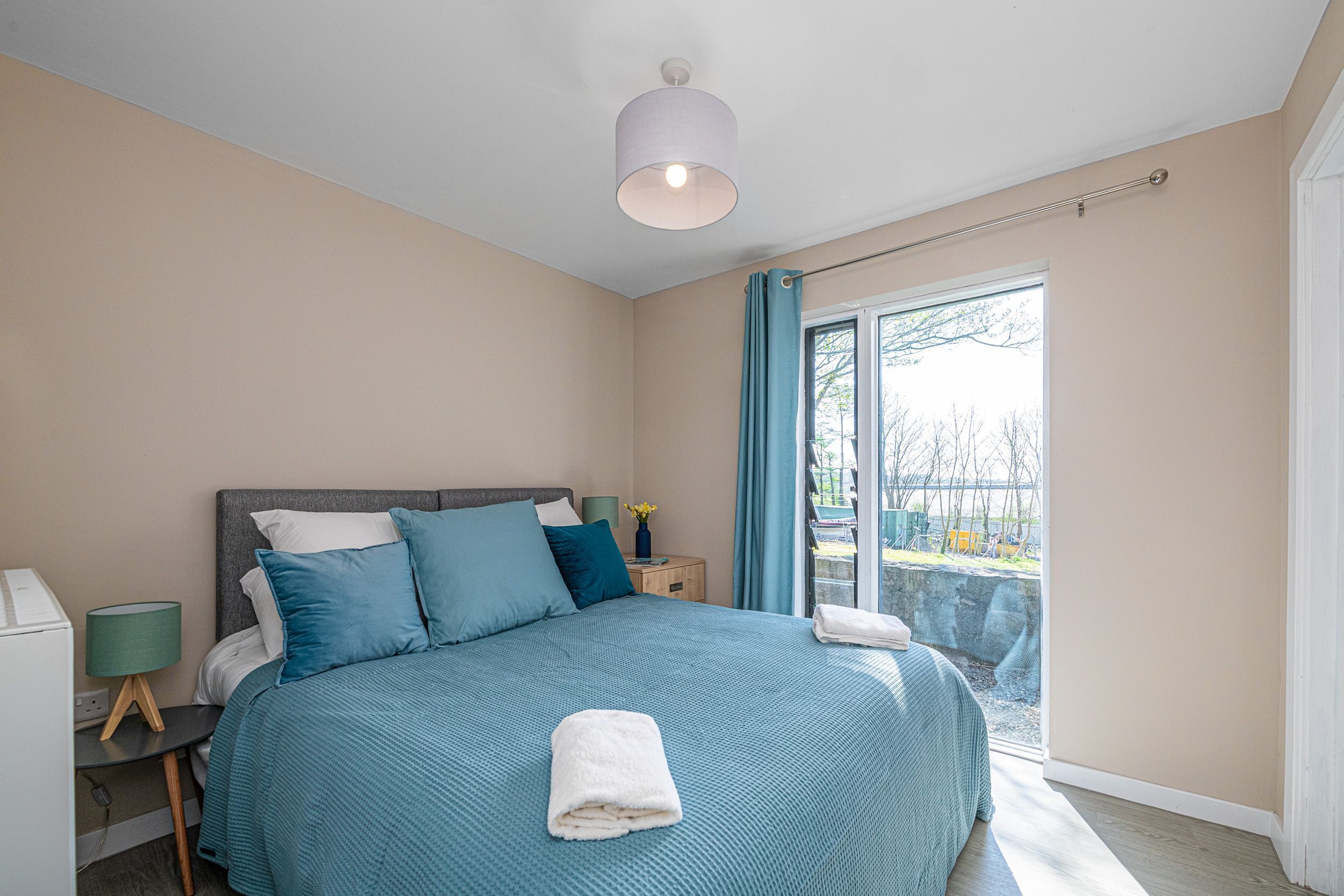 3 habitaciones, tabla de planchar con plancha, internet y ropa de cama 