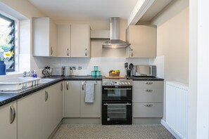 Microondas, horno y utensilios de cocina 