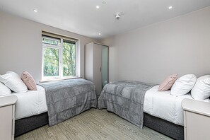 3 habitaciones, tabla de planchar con plancha y acceso a internet