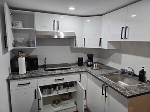 Réfrigérateur, micro-ondes, plaque de cuisson, cafetière/bouilloire