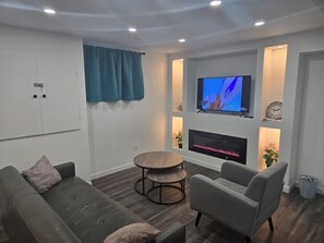 Smart-TV, Kamin, Bücher