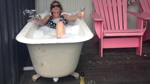 Outdoor spa tub - Nut Cottage (Whanganui)