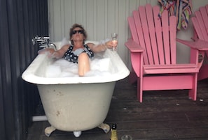 Outdoor spa tub