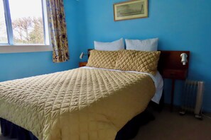 1 bedroom, iron/ironing board, bed sheets - Nut Cottage (Whanganui)