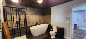 Douche, sèche-cheveux, serviettes fournies, savon