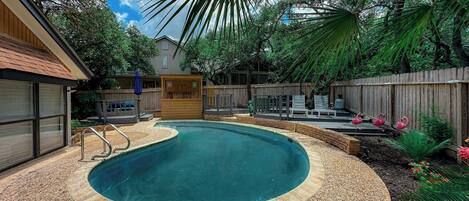 Una piscina al aire libre
