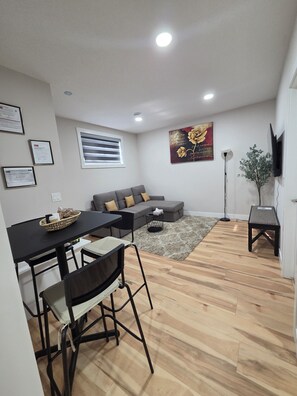 Interior - Southwest Cozy vibes, fast Wi-Fi – your chill Calgary escape starts here! (Calgary)