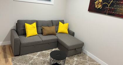 Southwest Cozy vibes, fast Wi-Fi – your chill Calgary escape starts here!