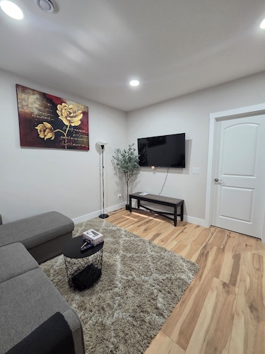 Southwest Cozy vibes, fast Wi-Fi – your chill Calgary escape starts here!
