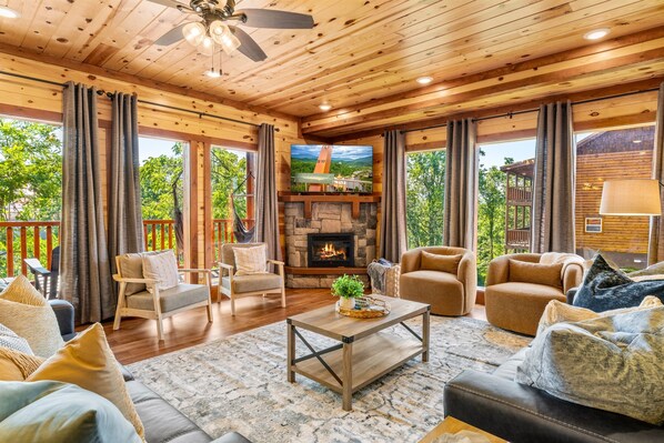 Smart-tv, een open haard en tafelvoetbal