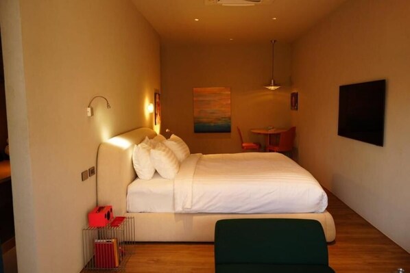 Chambre Premier double, 1 très grand lit, vue sur la piscine | Literie de qualité, articles de minibar gratuits