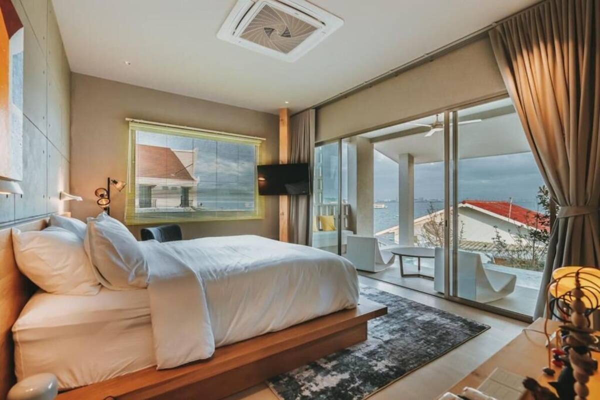 Deluxe Double Room, Sea View | Premium bedding, free minibar, free WiFi, bed sheets