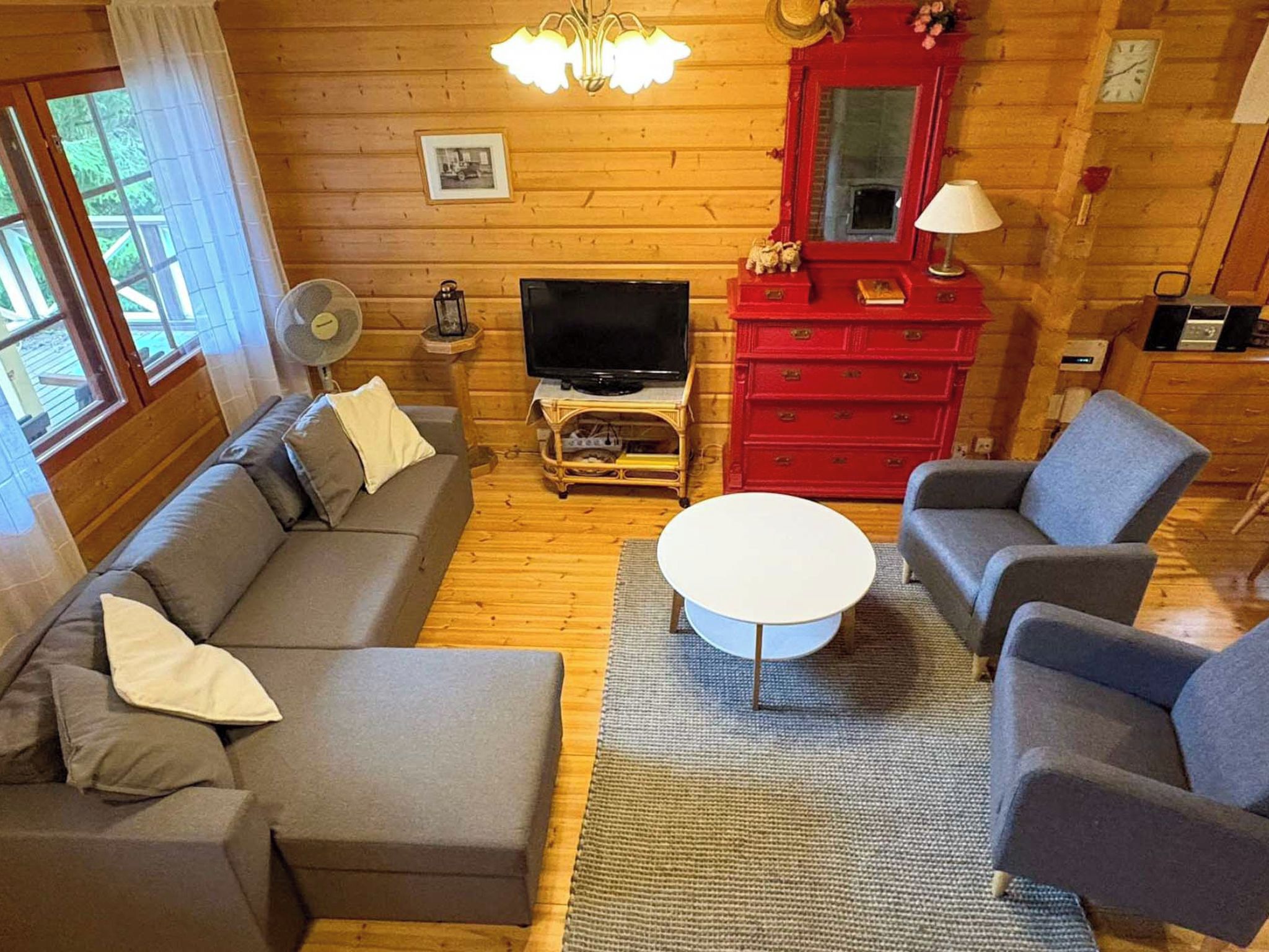 Un salon confortable avec un canapé, un fauteuil et une table basse.