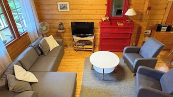 Un salon confortable avec un canapé, un fauteuil et une table basse.