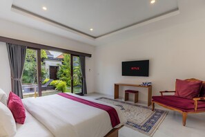 Villa | Caja de seguridad en la habitación y tabla de planchar con plancha 