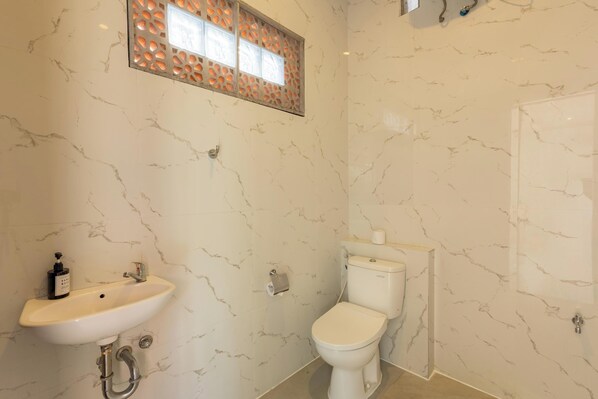 Villa | Salle de bain | Articles de toilette (gratuits), serviettes fournies, savon, shampooing