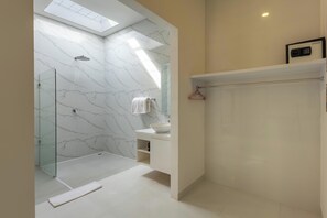 Villa | Salle de bain | Articles de toilette (gratuits), serviettes fournies, savon, shampooing
