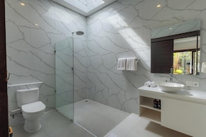 Villa | Bathroom | Free toiletries, towels, soap, shampoo