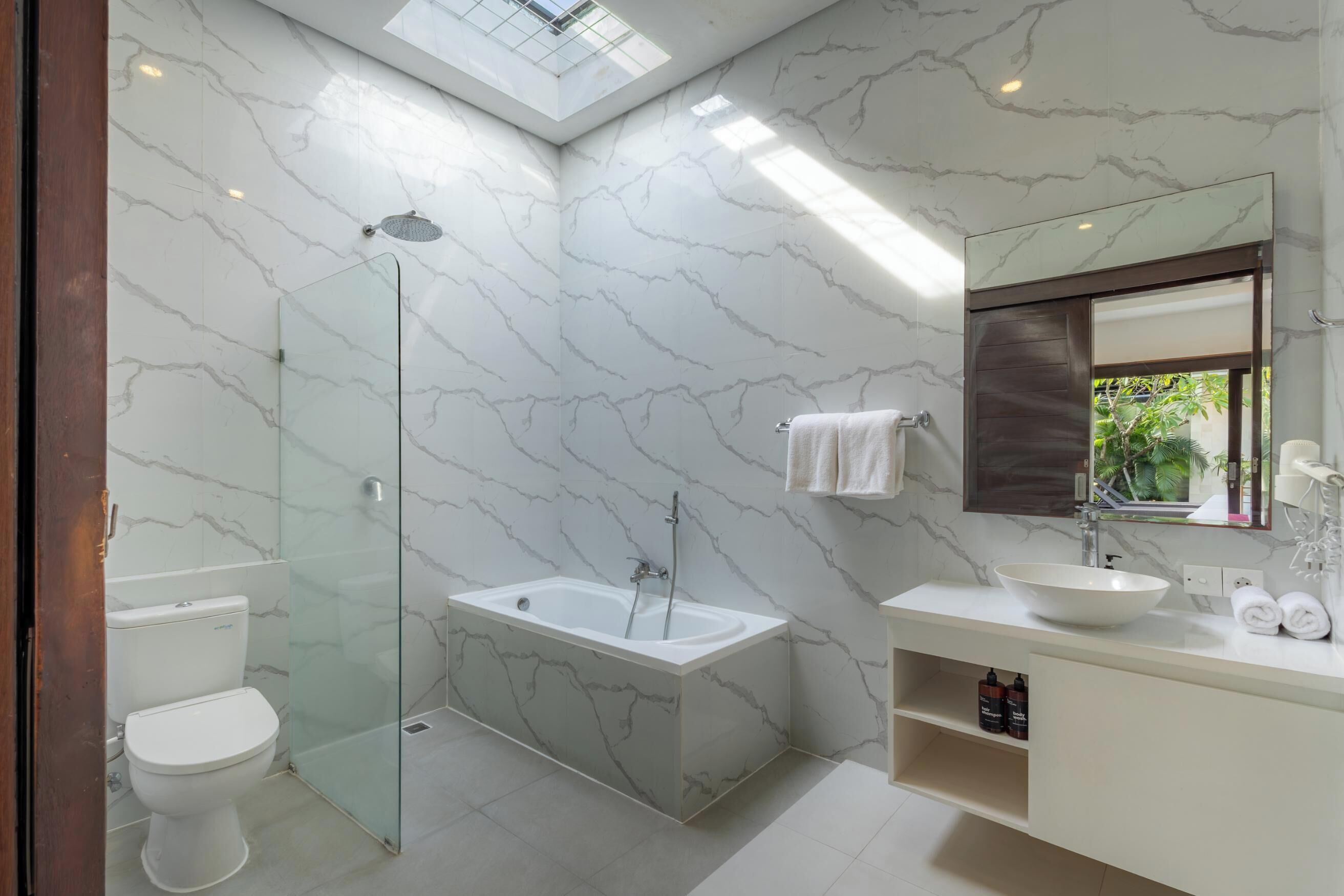 Villa | Badezimmer | Kostenlose Toilettenartikel, Handtücher, Seife, Shampoo