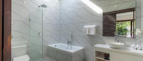 别墅 | 浴室 | 免费洗浴用品、毛巾、肥皂、洗发水
