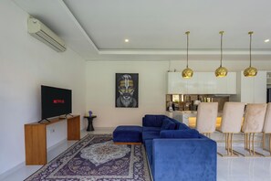Villa | Living room | 32-inch flat-screen TV with digital channels, TV