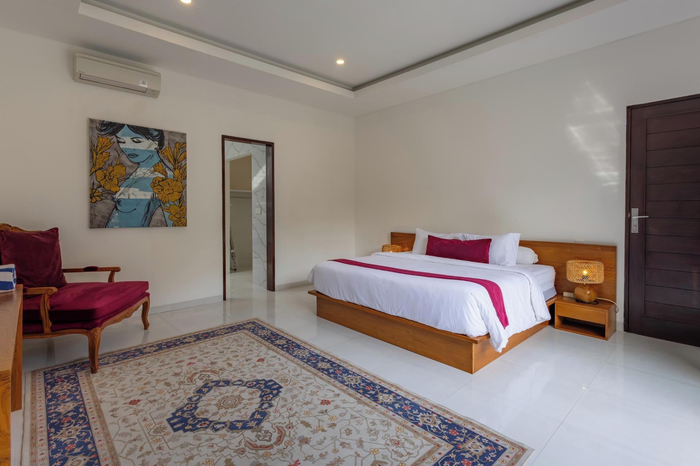 Villa | Een kluis op de kamer, een strijkplank/strijkijzer