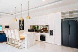 Huvila | Oleskelualue | 32–tuumainen taulutelevisio, jossa digitaalikanavat