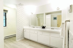 Shower, eco-friendly toiletries, hair dryer, shampoo - Restored Historic Cabin l Designed for Groups (Maple Falls)