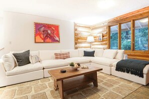 Smart TV, chimenea y oficina