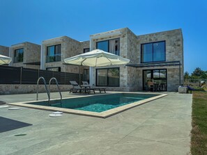 Seasonal outdoor pool, pool umbrellas, sun loungers - The Olive Path (Possidi)